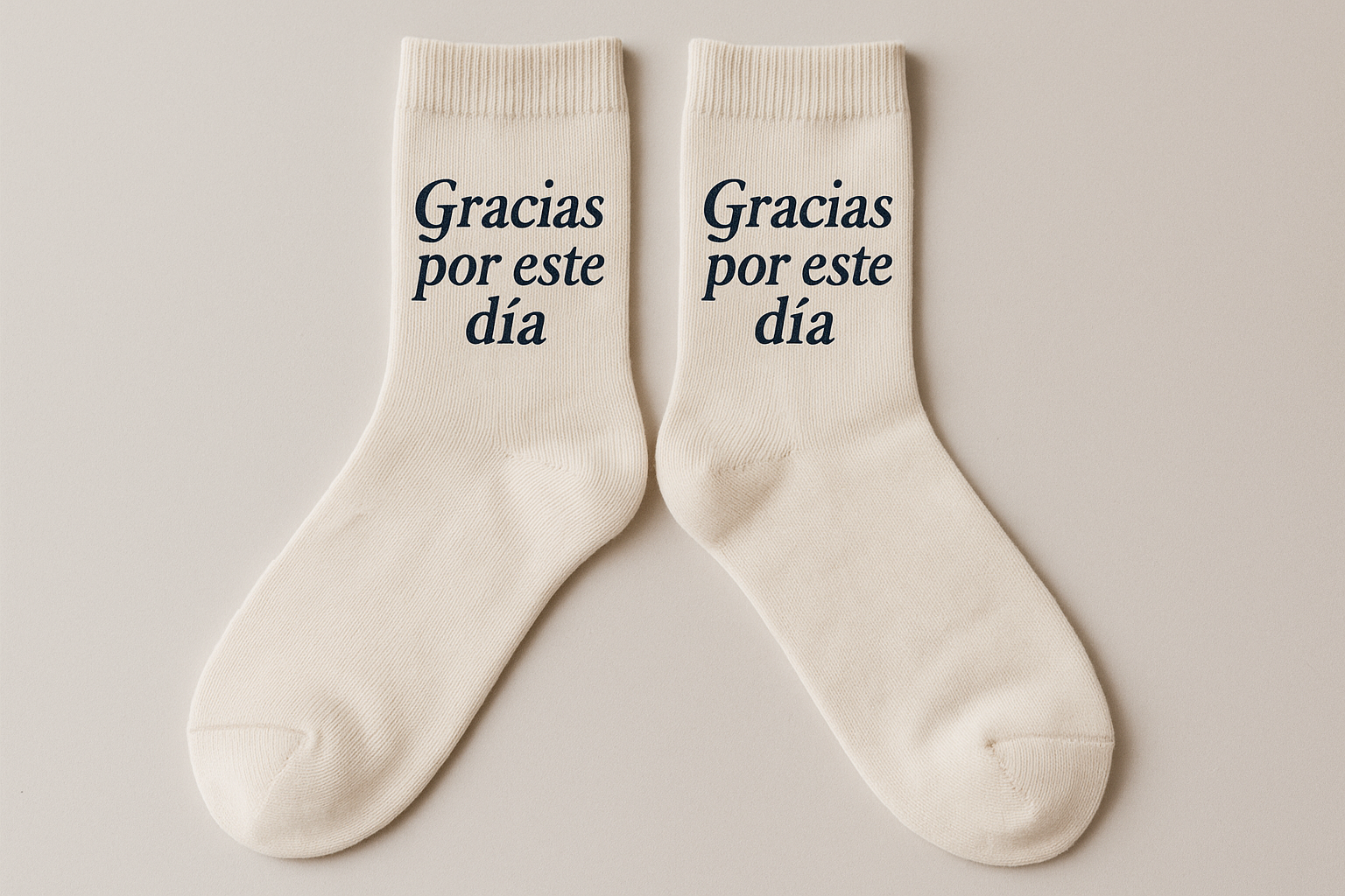 Calcetines con el texto en el empeine: Gracias por este día